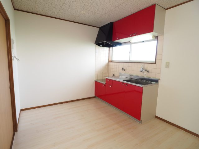 仲介手数料ゼロで、ペットと一緒に過ごせる２ＤＫの角部屋♪小型犬又は猫1匹まで。猫のみ２匹目ご相談ください。エアコン新品に交換、温水洗浄便座、モニターホン、室内物干新設、キッチンフィルム交換！