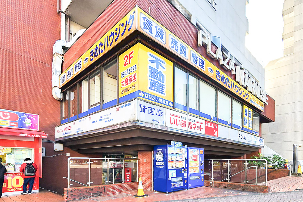 JR成瀬駅北口 ロータリーから店舗入口付近。黄色い看板が目印です