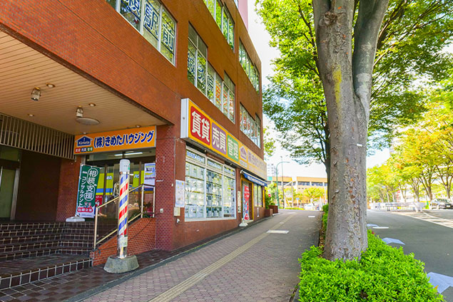 「成瀬駅ガード北交差点」側からJR成瀬駅北口に向かって